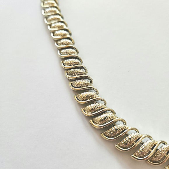 Gilded Glamour: Vintage Coro S-Link Necklace & Leaf Earrings Set - Picture 1 of 14